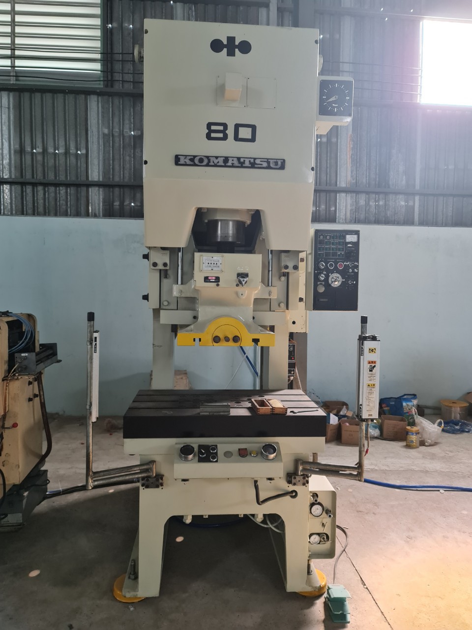 Máy dập KOMATSU